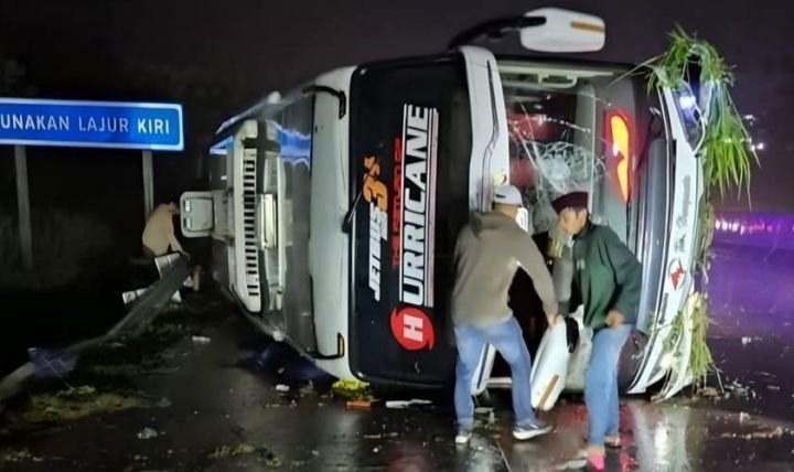 Diduga Aquaplaning, Bus Terguling di Tol Pemalang–Batang: 3 Orang Meninggal