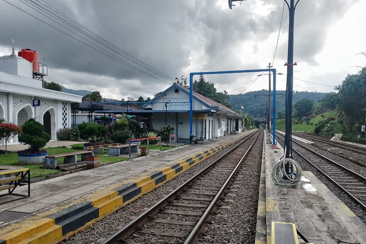 KAI Resmikan Kios UMKM di Stasiun Cipeundeuy, Dukung Ekonomi Lokal Garut