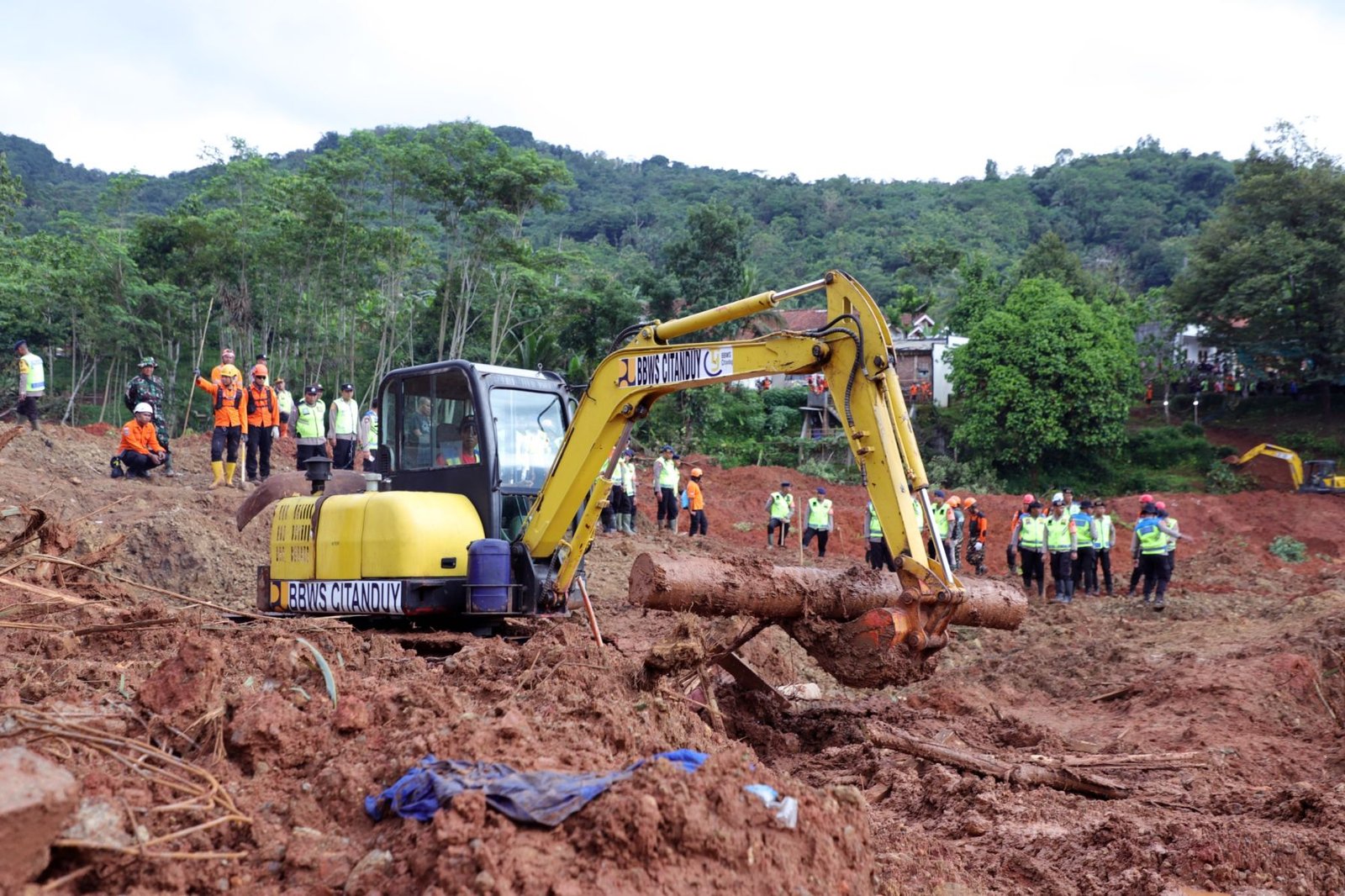 Longsor Cilacap: Korban Meninggal Bertambah, Tim SAR Fokus Cari 10 Warga Hilang