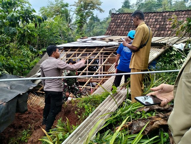 Satu Warga Tertimbun, BPBD Situbondo Pasang Tenda Darurat Antisipasi Longsor Susulan