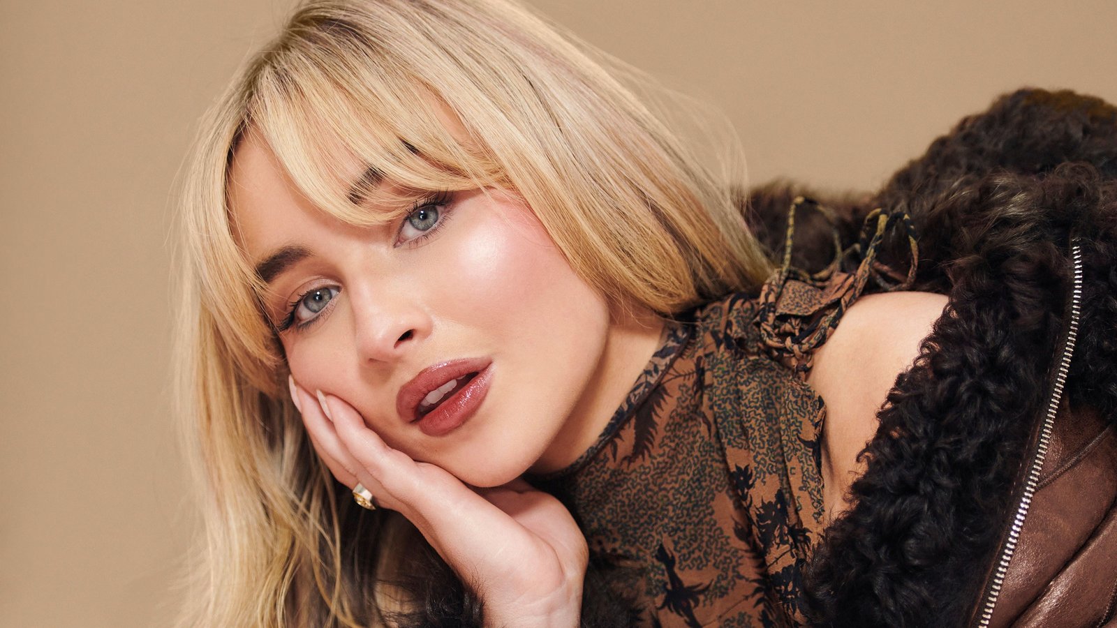 Sabrina Carpenter Siap Jadi Alice di Film Musical Universal Pictures