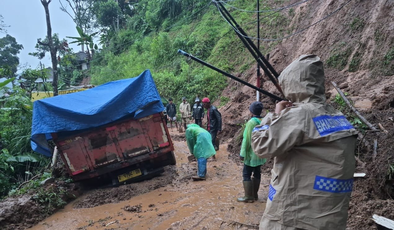 Tanah Longsor Banjarwangi Tutup Jalur Utama, Pengendara Roda Empat Harus Putar Balik