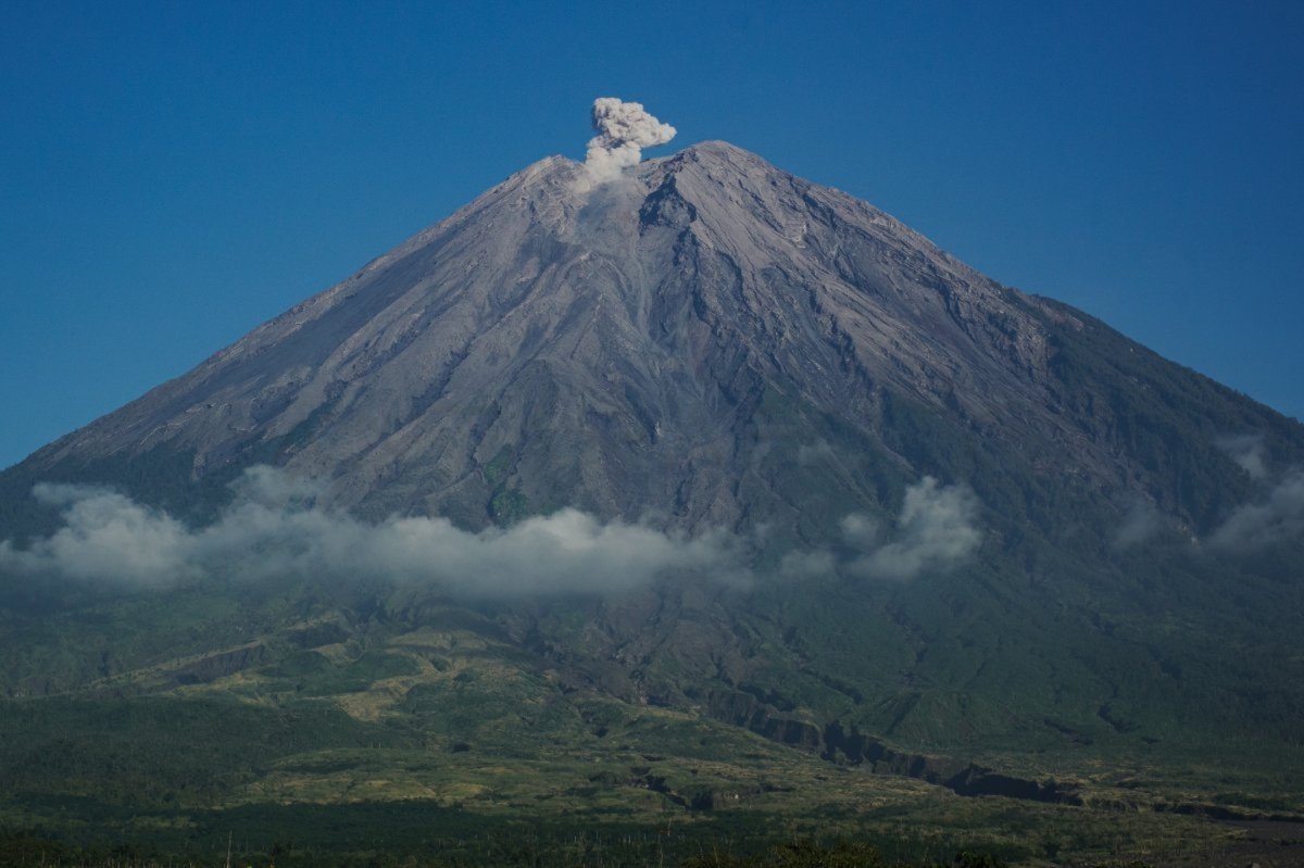 Gunung Semeru Masih Aktif, PVMBG Imbau Warga Waspadai Awan Panas dan Lahar