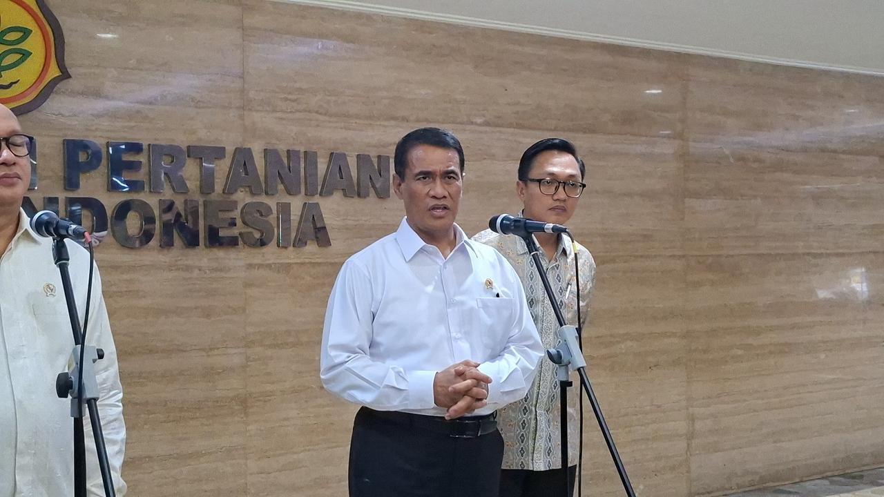 Mentan Amran Pastikan Bantuan Pangan Cepat Sampai Korban Banjir dan Longsor di Sumatera