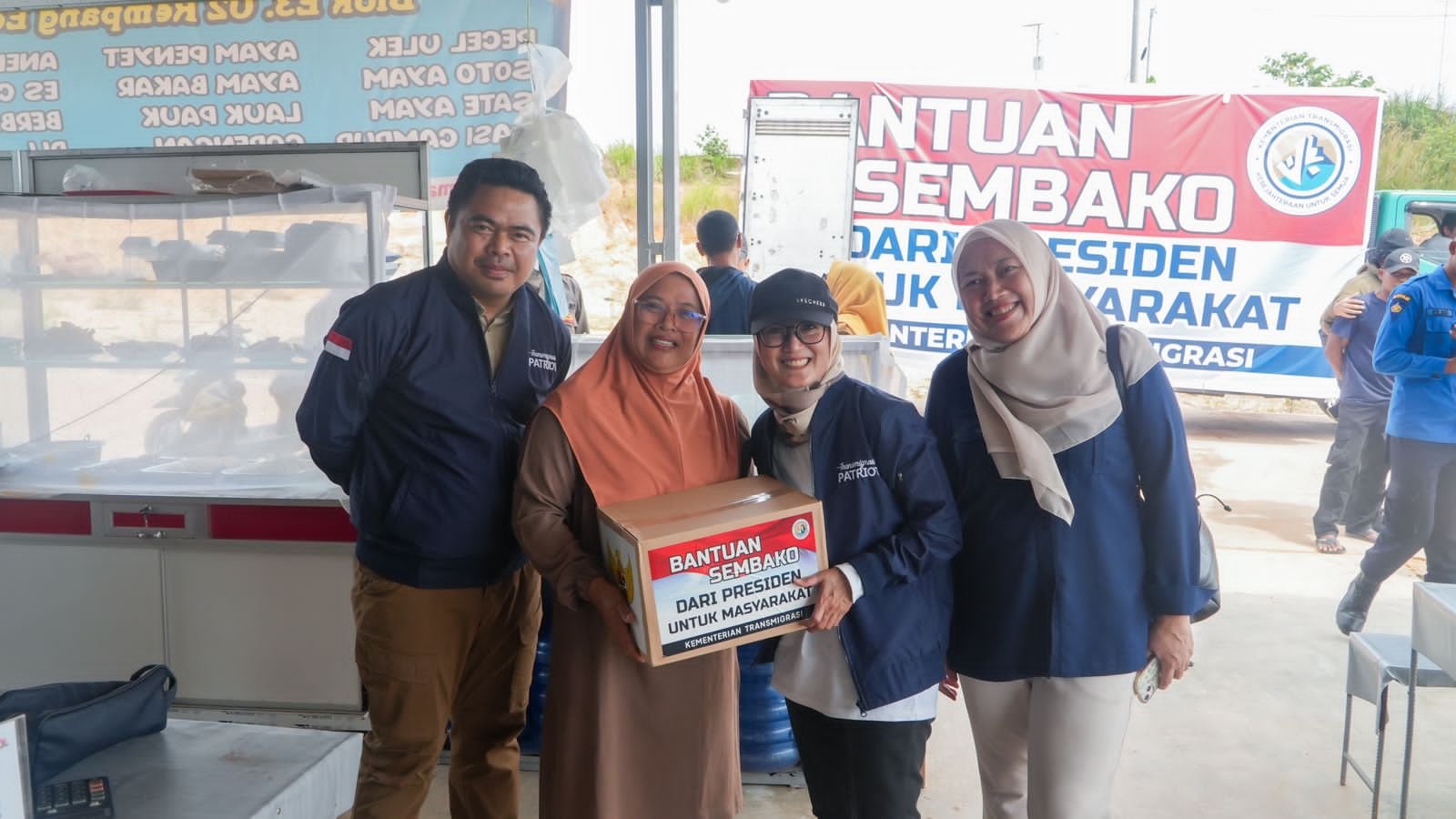 Kementrans Salurkan 1.700 Paket Sembako untuk Transmigran di Barelang Batam