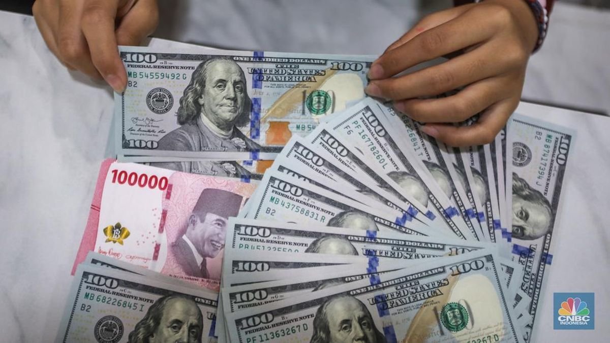 Nilai Tukar Rupiah Dibuka Melemah, Diperkirakan Bergerak Rp16.800–16.900/USD