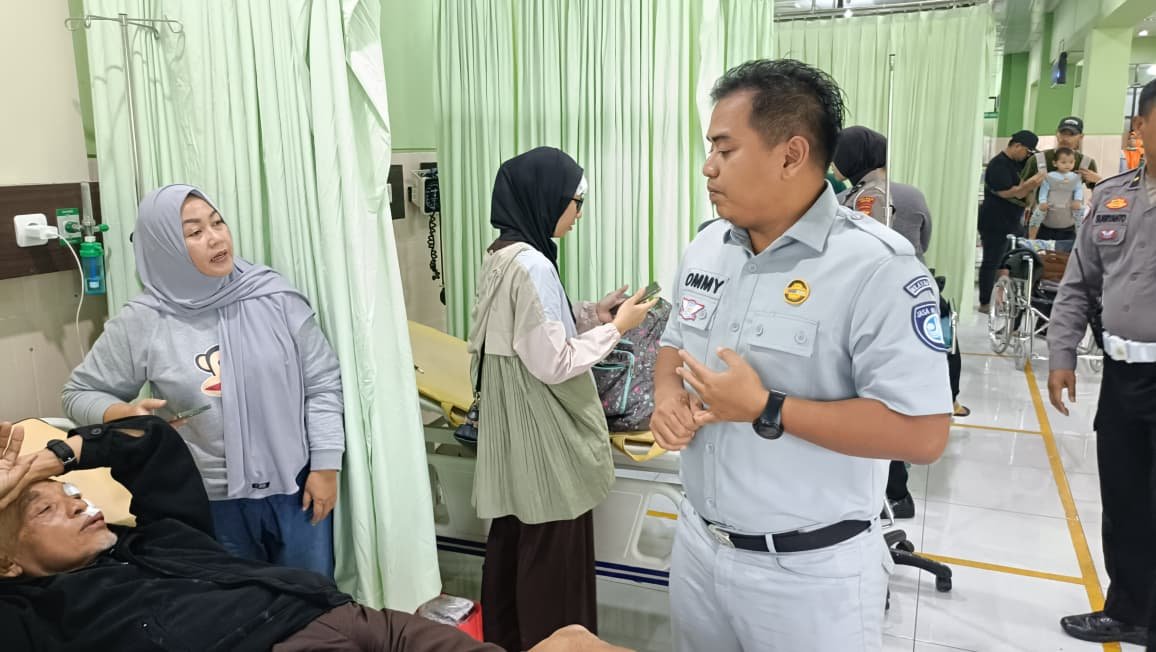 Petugas Jasa Raharja Ngawi Sampaikan Duka dan Jelaskan Santunan Korban Laka Truk vs Bus di Tol Ngawi