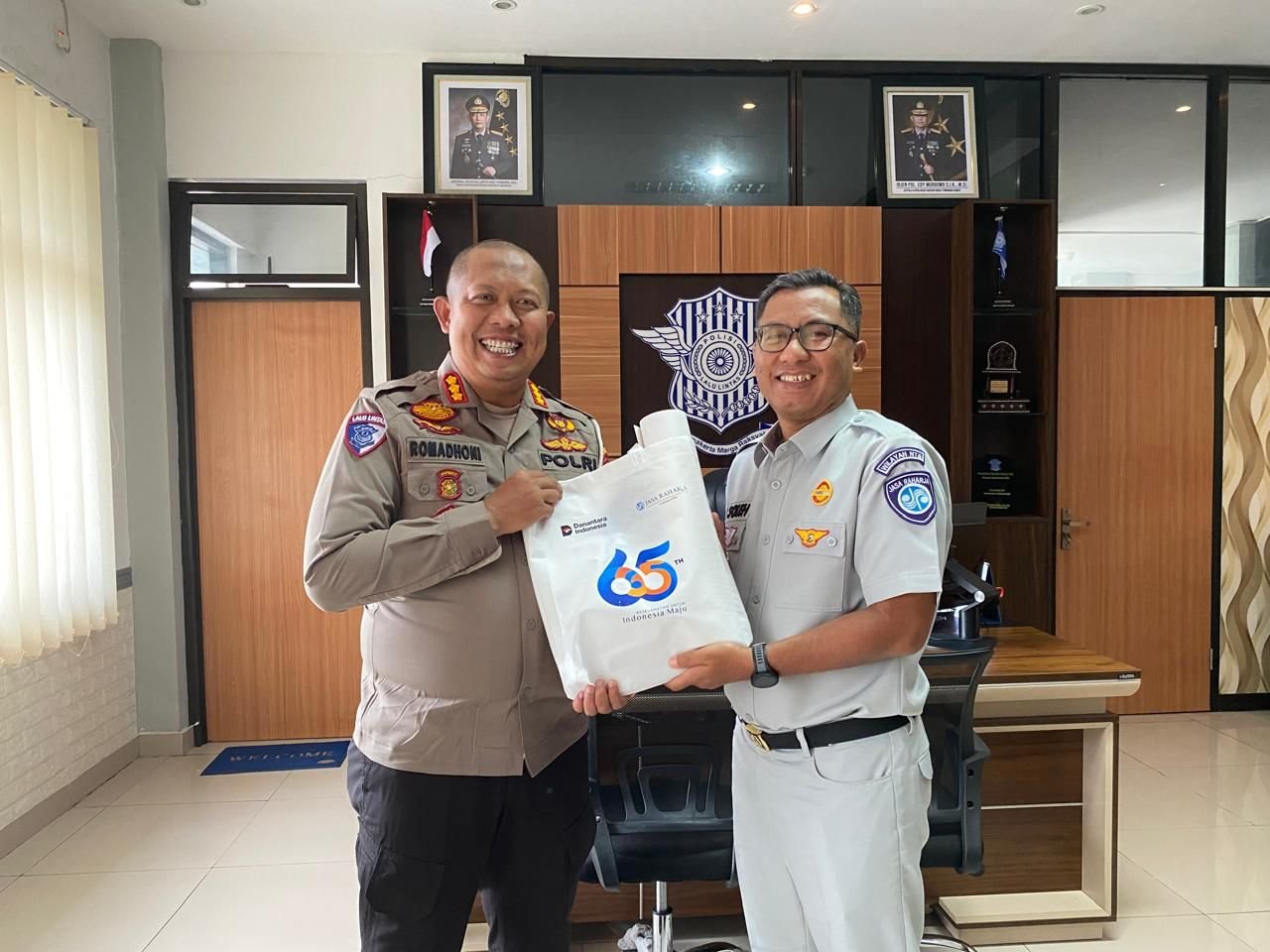 Inovasi Layanan “Antar-Jemput”: Jasa Raharja bersama Samsat Maros Gandeng PT Omkurir Teken Komitmen Bersama