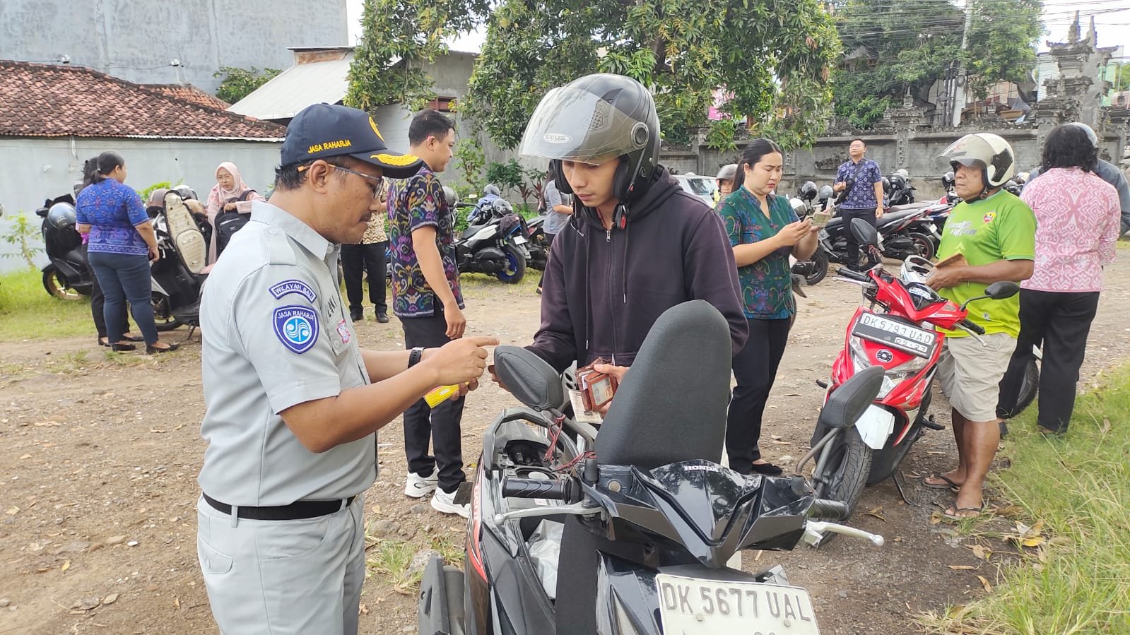 Jasa Raharja Cabang Singaraja Ikut Laksanakan Operasi Gabungan di Jalan Ahmad Yani Banyuasri