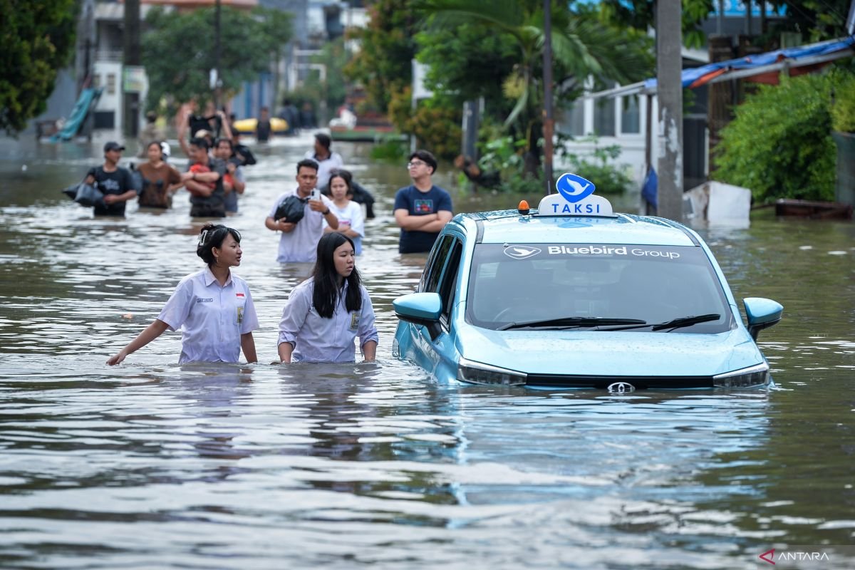 Dua Hari Ramadan, Banjir Rendam Komplek Taman Asri Tangerang