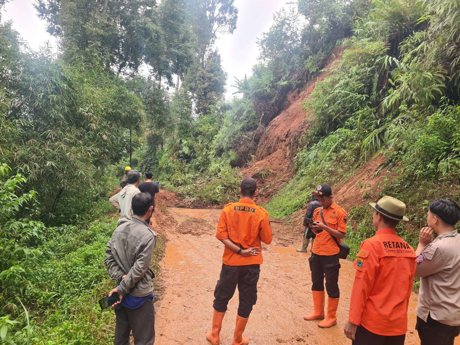 Cianjur Dilanda Longsor, 16 Jiwa Diungsikan dan Puluhan Rumah Rawan