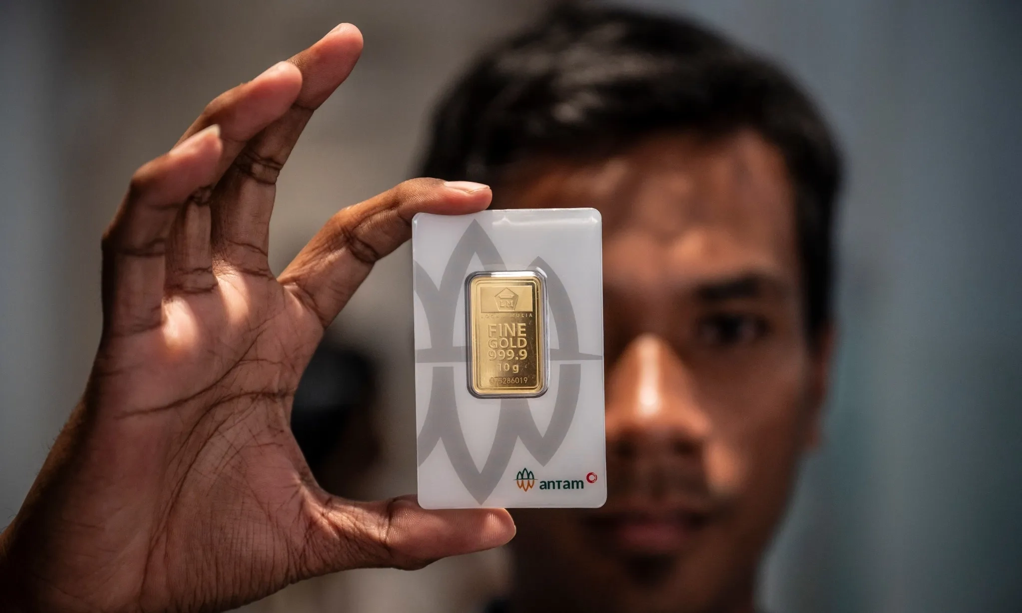 Harga Emas Antam Turun Rp14.000, Kini Rp2,94 Juta per Gram