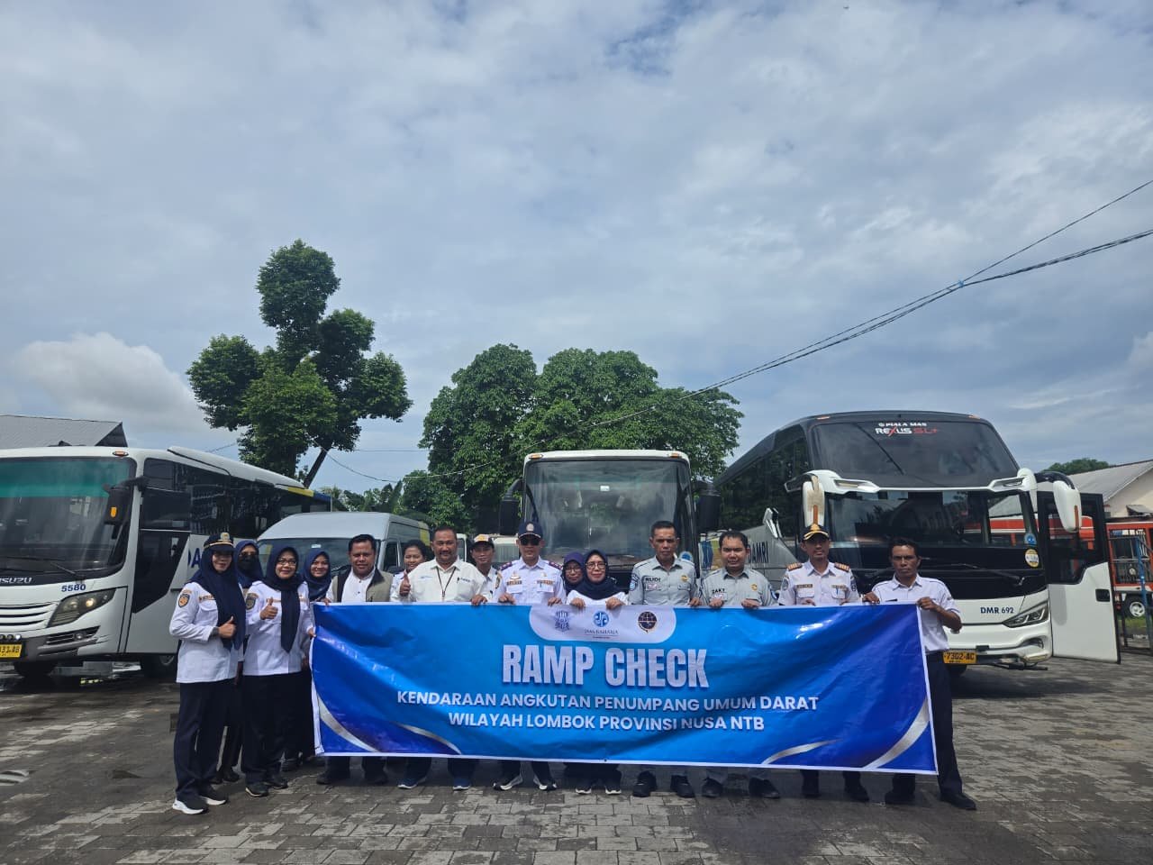 Sinergi Keselamatan Transportasi, Jasa Raharja NTB Bersama Dishub Provinsi NTB Laksanakan Ramp Check di Pool DAMRI