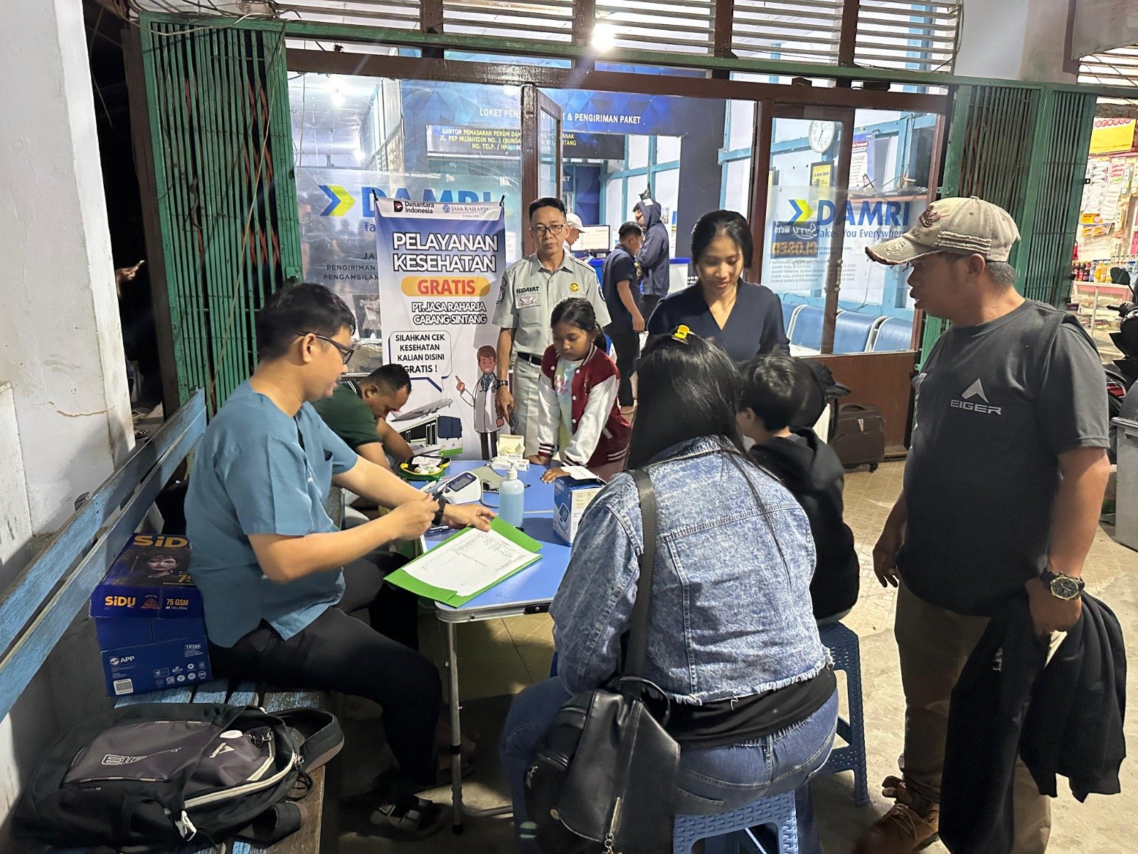 Jasa Raharja Cabang Sintang Gelar Pengobatan Gratis bagi Pemudik di Kantor Pemasaran DAMRI