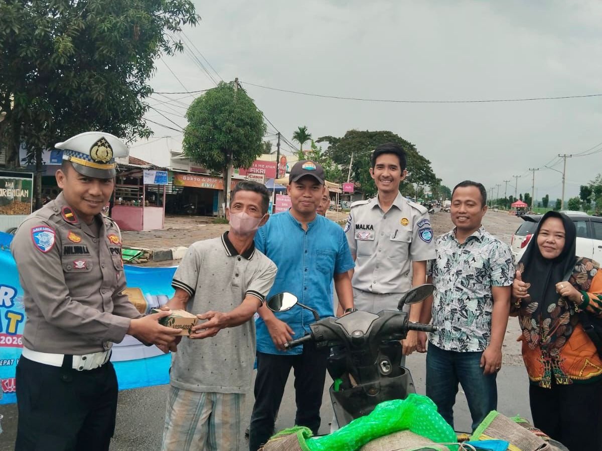 Jasa Raharja bersama Tim Samsat Pringsewu Bagikan Takjil dan Sosialisasikan Program Gebyar Samsat