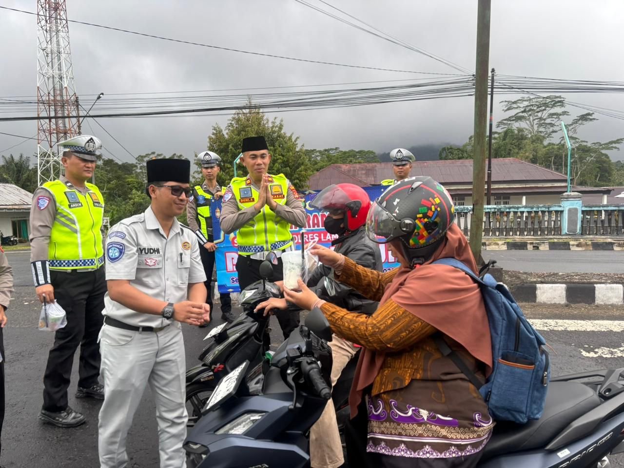 PJJR Samsat Liwa dan Satlantas Polres Lampung Barat Bagikan Takjil Serta Sosialisasikan Tertib Berlalu Lintas