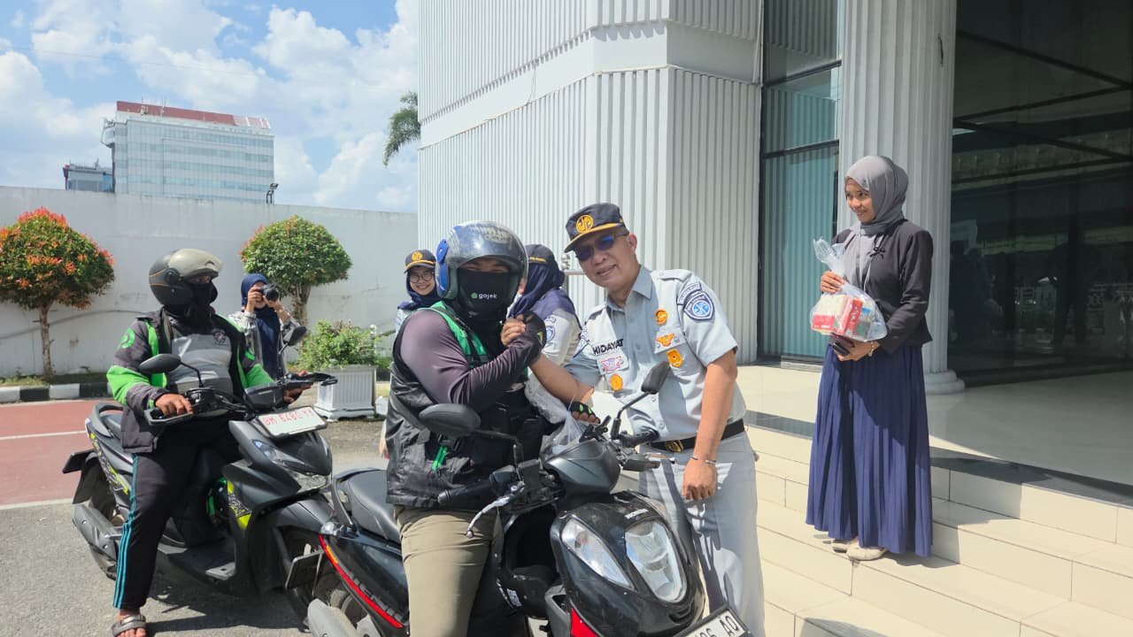 Jasa Raharja Riau Sapa Pengendara Motor dan Bagikan Takjil di Halaman Parkir Kantor Wilayah