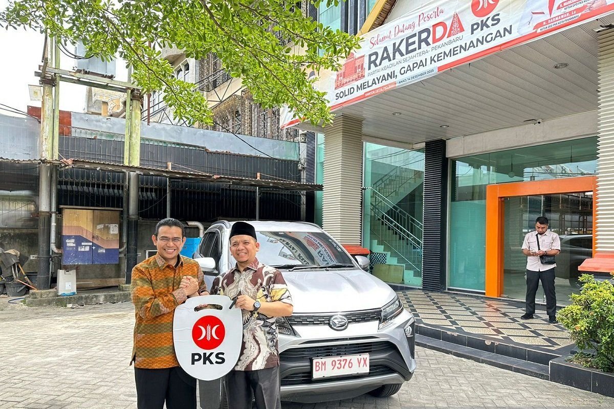 DPW PKS Riau Terima Mobil Operasional dari Anggota DPR Hendry Munief