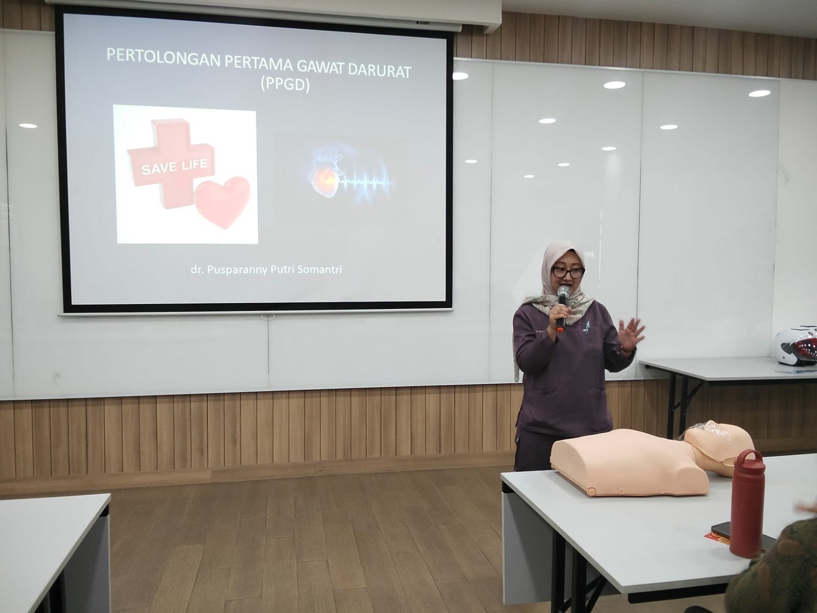 Jasa Raharja Jawa Barat Sampaikan Materi PPGD dalam Seminar Safety Riding Hari Kartini