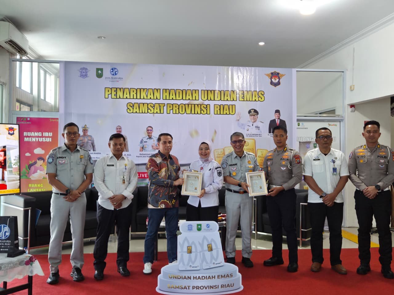 Dua Pemenang Hadiah Undian Emas Pembayaran Pajak Ranmor Riau Diumumkan Tim Pembina Samsat