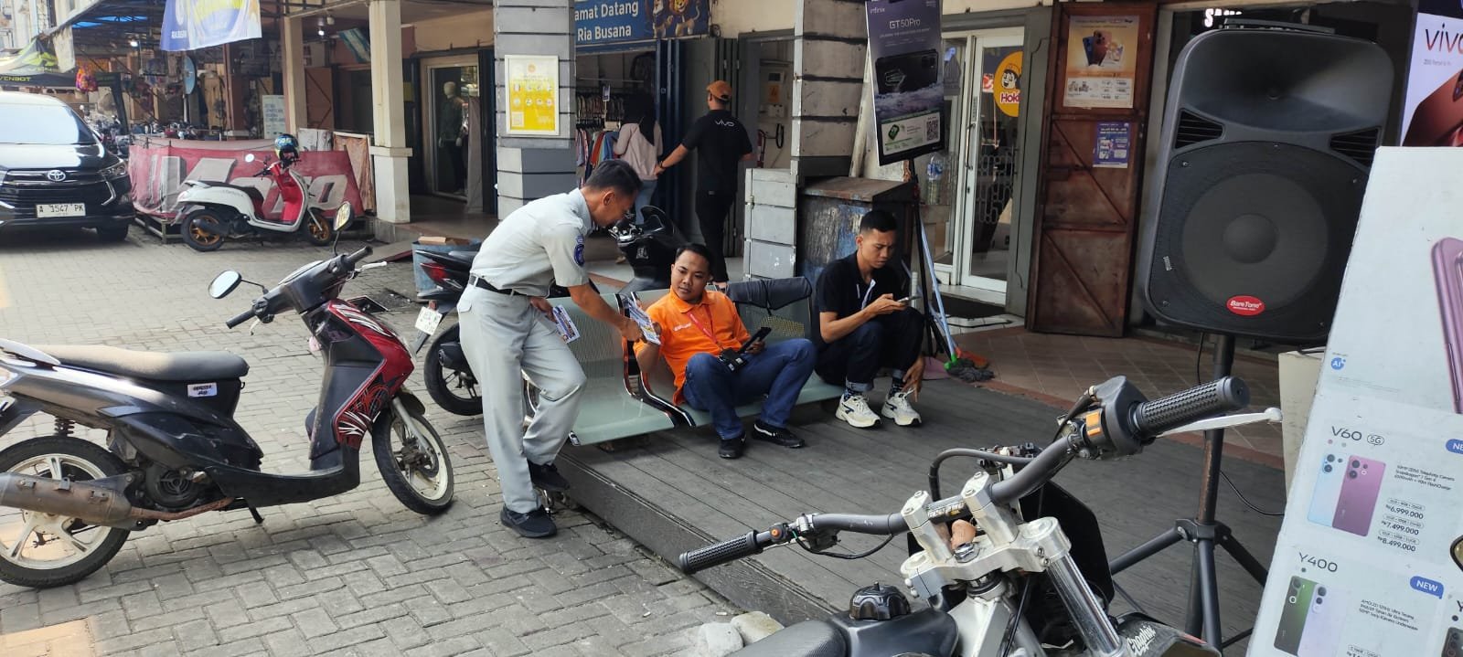 Setelah Tempat Penitipan Motor, Jasa Raharja Kanwil Banten Bersama Bapenda Kabupaten Lebak Gencar Melanjutkan Penyebaran Flyer di Pusat Perbelanjaan