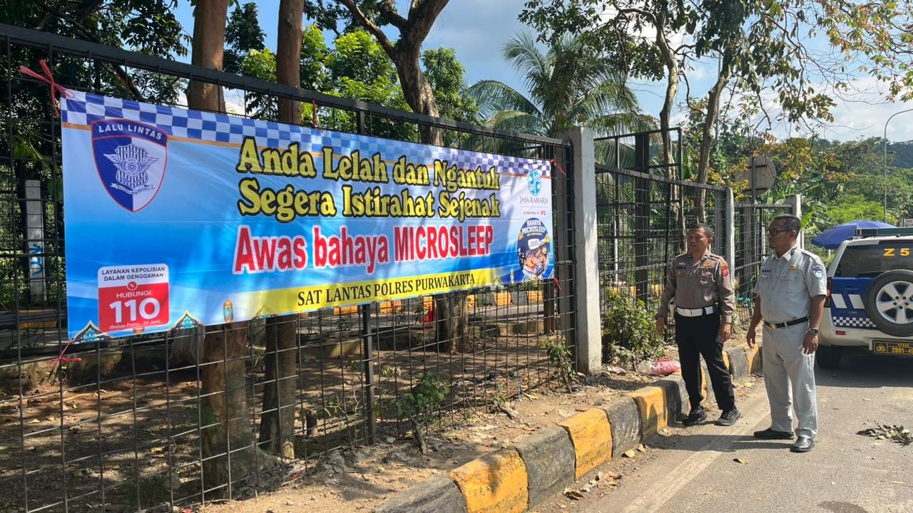 Tekan Angka Kecelakaan, Jasa Raharja dan Unit Kamsel Polres Purwakarta Pasang Spanduk Imbauan di Titik Rawan Sukatani