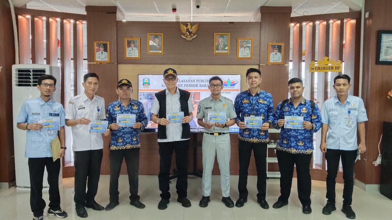 Sosialisasikan Keringanan Pajak, Tim Samsat Pesisir Barat Sasar Pengunjung MPP