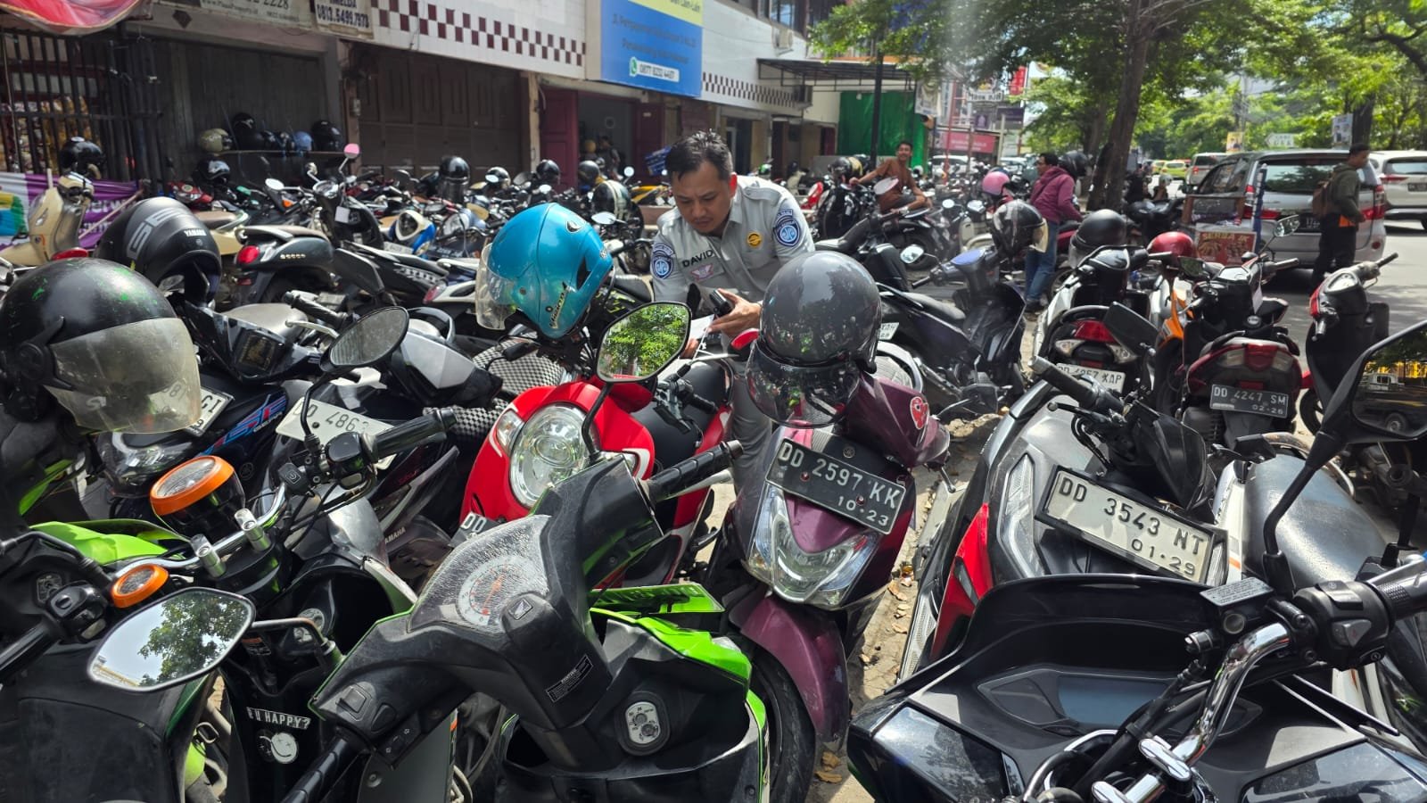 Gencarkan Tertib Pajak, Jasa Raharja Sulsel Gelar Operasi “Tempel-Tempel” di Makassar