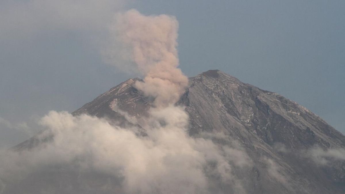 Gunung Semeru Erupsi Pagi Ini, Kolom Abu Capai 1 Km di Atas Puncak