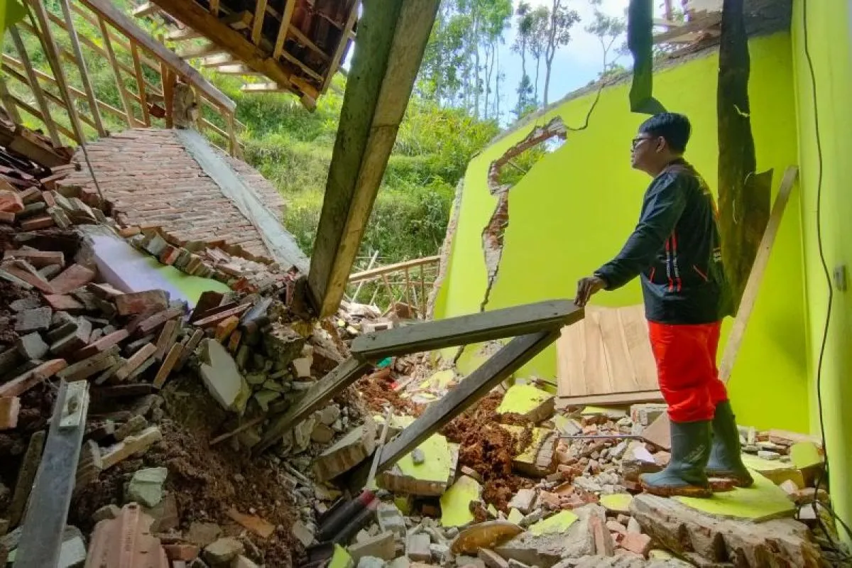 BPBD Tangani Longsor Pacitan, Rumah Warga dan Sekolah Ikut Terdampak