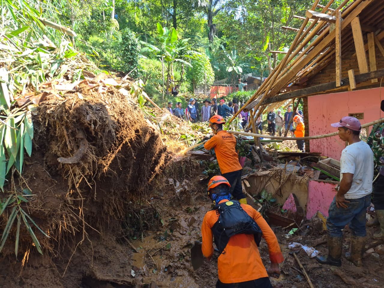 Hari Kedua, Tim SAR Lanjutkan Pencarian Korban Longsor di Sumedang