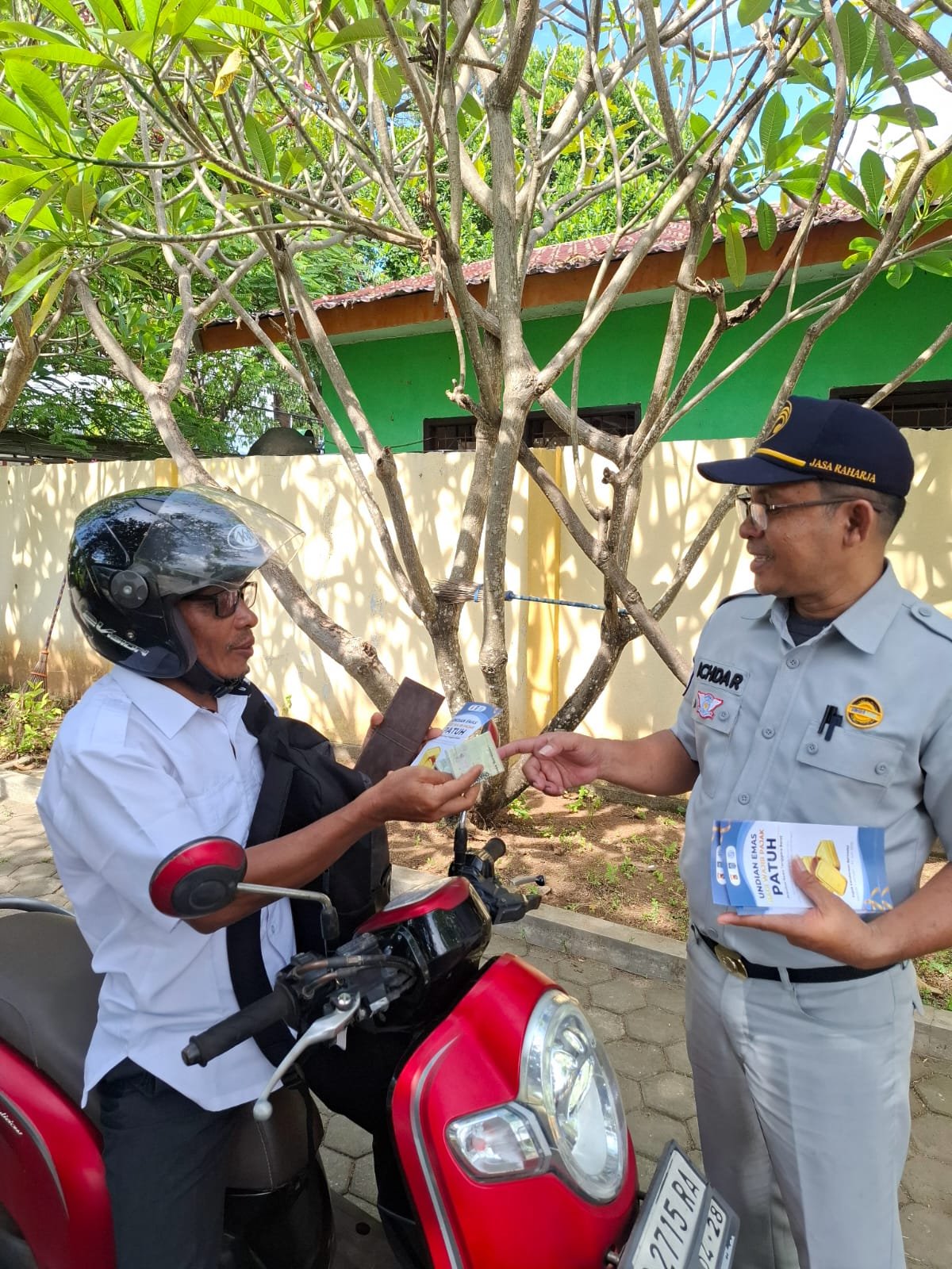 Jasa Raharja Kanwil NTB Turut Ikuti Operasi Gabungan dan Sosialisasikan Program Apresiasi Emas Bagi Wajib Pajak Patuh di Wilayah Samsat Tanjung