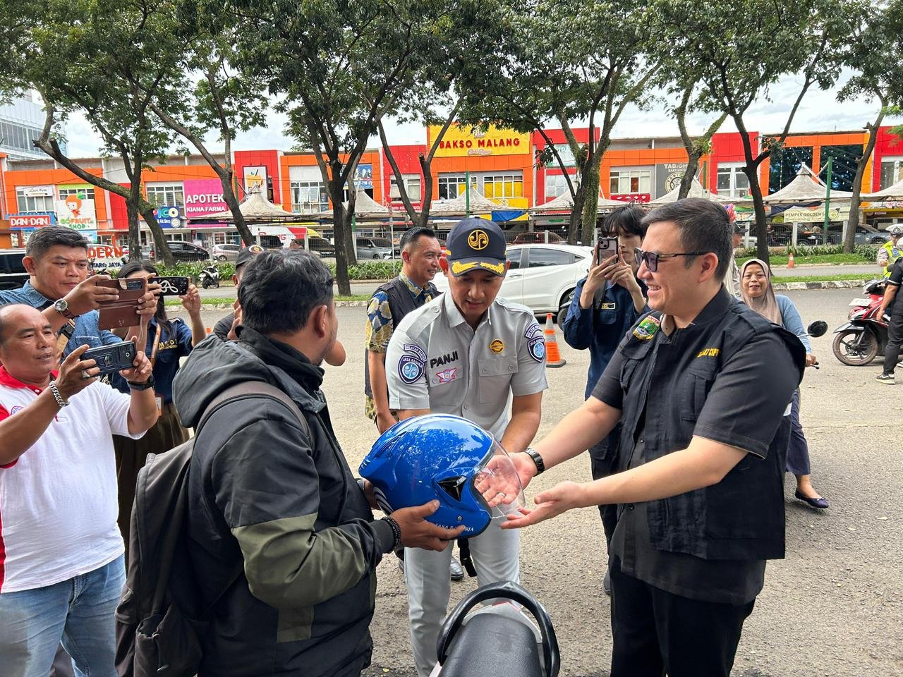 Ingatkan Bayar Pajak Kendaraan, Kepala Cabang Jasa Raharja Tangerang  dan Kepala Bapenda Provinsi Banten Apresiasi Masyarakat yang Patuh Bayar Pajak Kendaraan