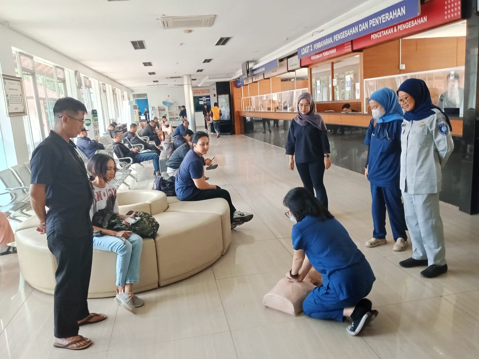 Jasa Raharja Bandung Hadirkan Pemeriksaan Kesehatan- Pengobatan Gratis dan Sosialisasi PPGD di Kantor Samsat Padjajaran