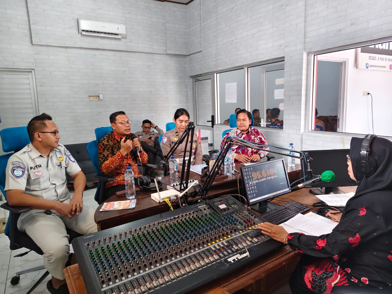 PJJR Bengkulu Utara Hadir Dalam Talkshow Radio Kharisma Ratu Samban untuk Sosialisasikan Relaksasi Pajak Kendaraan dan Edukasi Keselamatan Berlalu Lintas