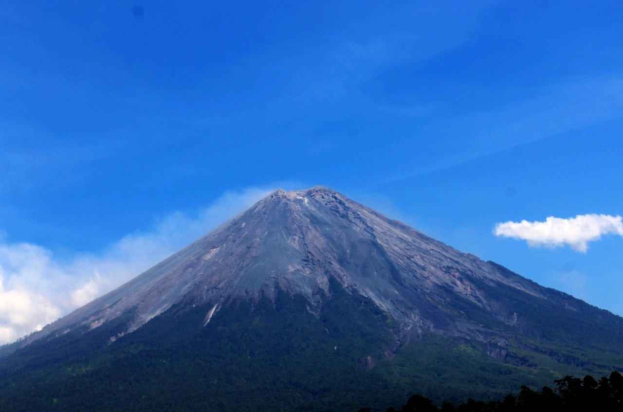 Gunung Semeru Erupsi 5 Kali, Tinggi Letusan Capai 1.200 Meter