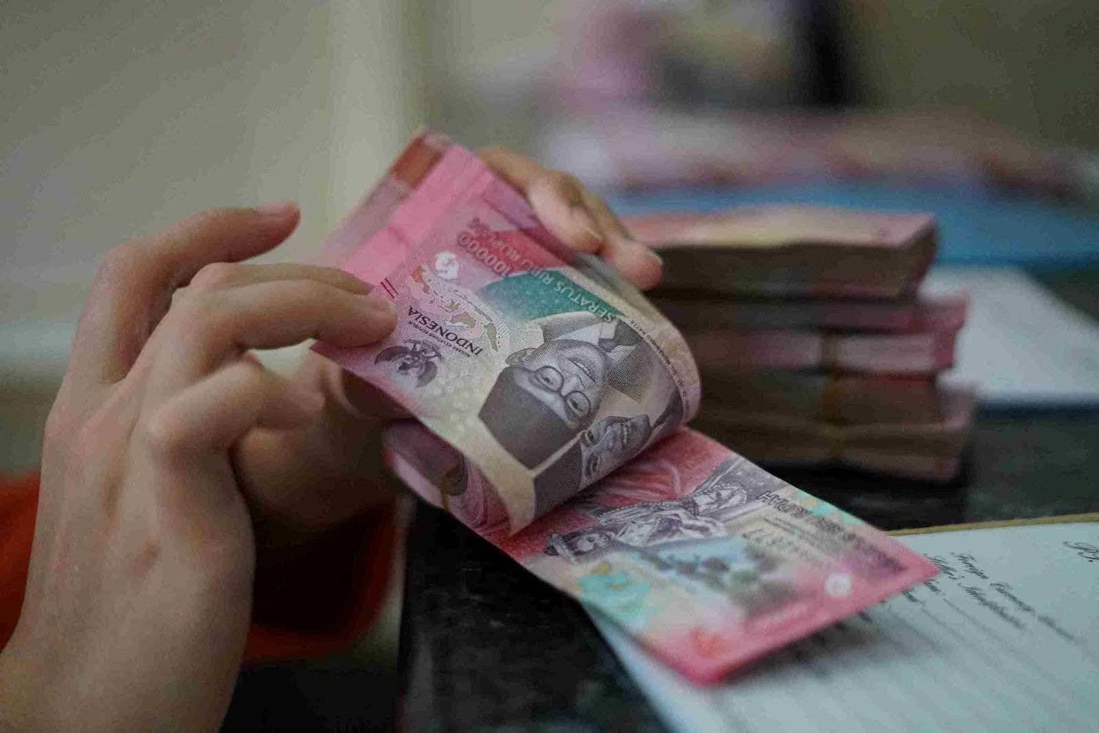 Rupiah Melemah ke Rp17.157 per Dolar AS pada Jumat Pagi