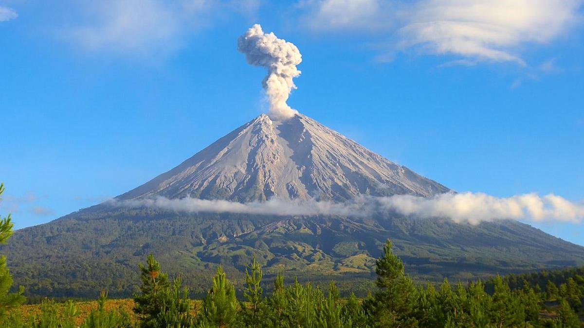 Semeru Kembali Erupsi, Kolom Abu Tertinggi Mencapai 1.000 Meter