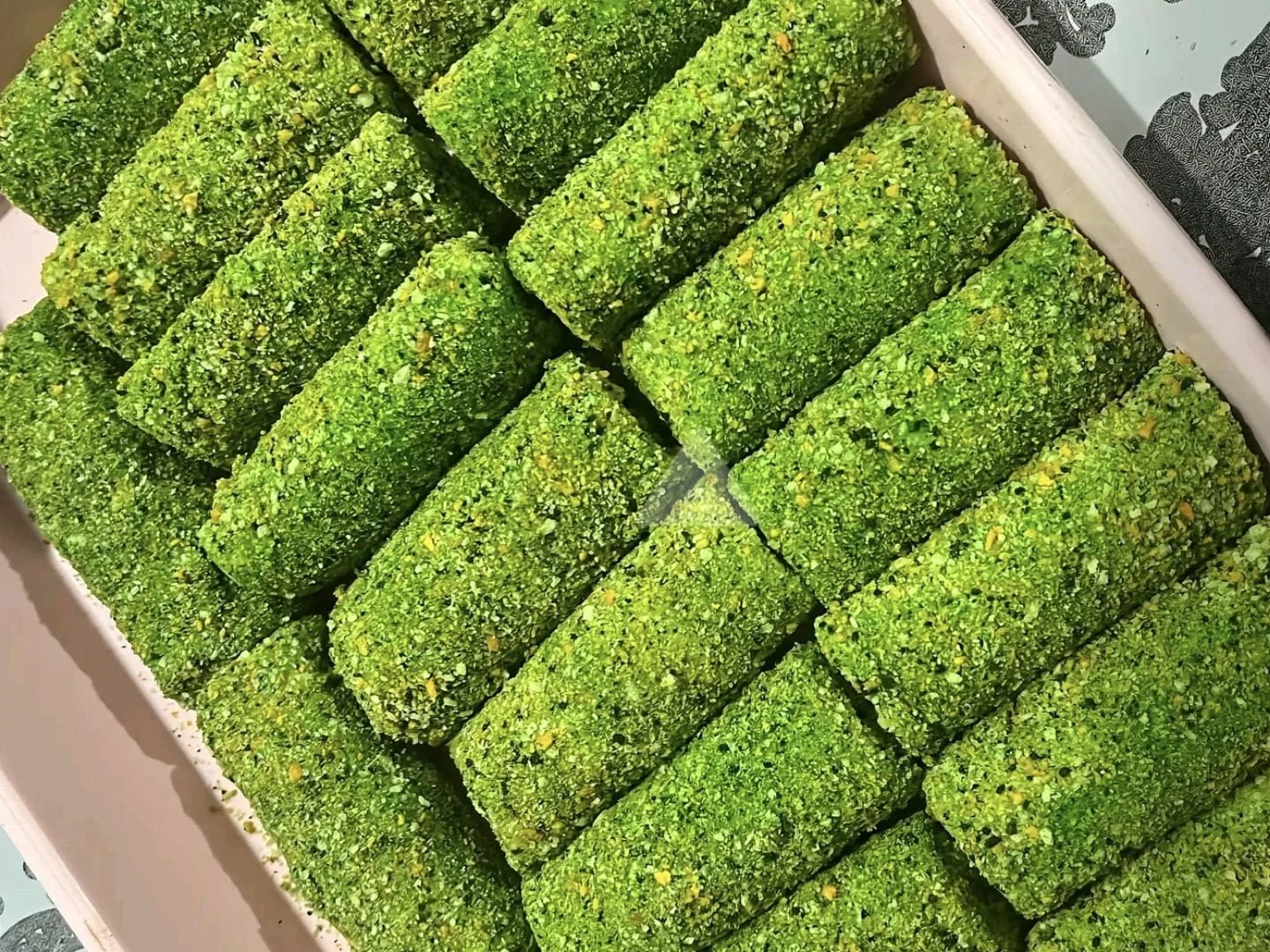 Perpaduan Tak Biasa, Risol Matcha Viral dan Laris Manis di Pasaran