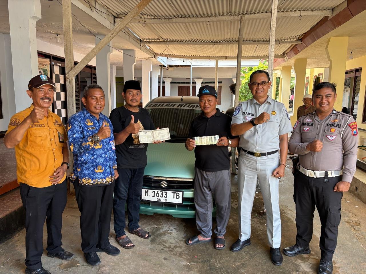 Kepala Cabang Jasa Raharja Pamekasan dan Kepala UPTD PPD Sumenep Provinsi Jawa Timur Serahkan Hadiah Umroh kepada Wajib Pajak Patuh