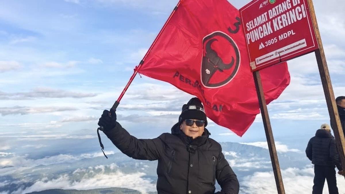 Naik Gunung Kerinci, Hasto Gaungkan Politik sebagai Jalan Pengabdian Rakyat