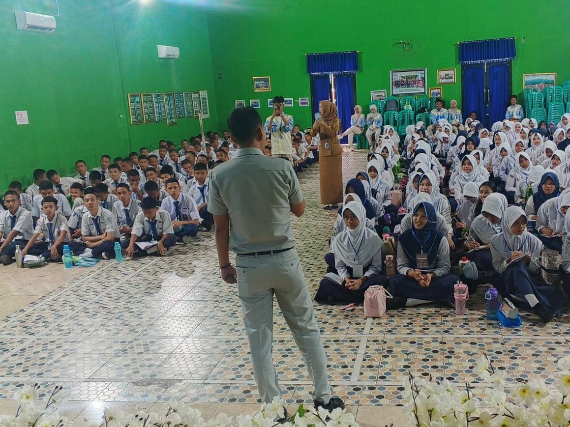 Jasa Raharja Bersama UPTD Samsat dan Satlantas Polres Tanggamus Edukasi Keselamatan Berlalu Lintas kepada Siswa Baru SMAN 1 Talang Padang