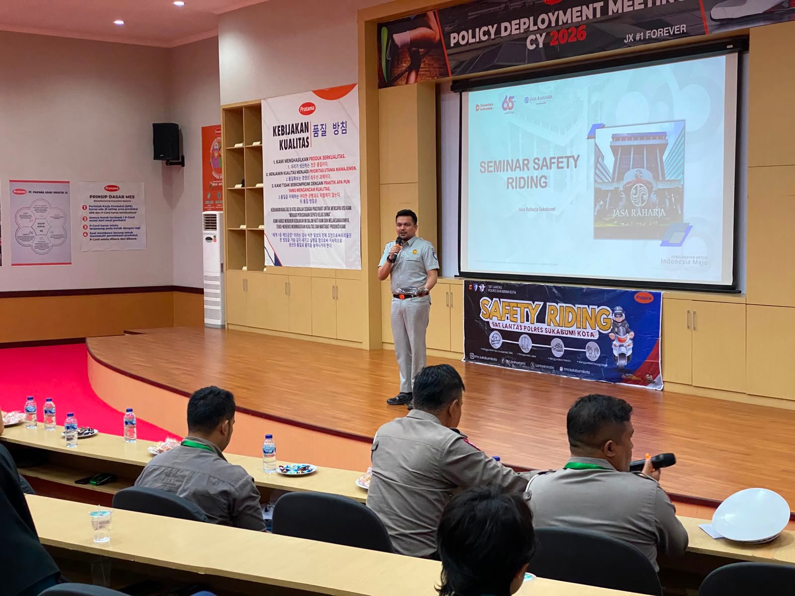 Jasa Raharja Cabang Sukabumi Dan Satlantas Polres Kota Sukabumi Perkuat Budaya Keselamatan Berkendara Melalui Sosialisasi Safety Riding di PT Pratama Sukalarang