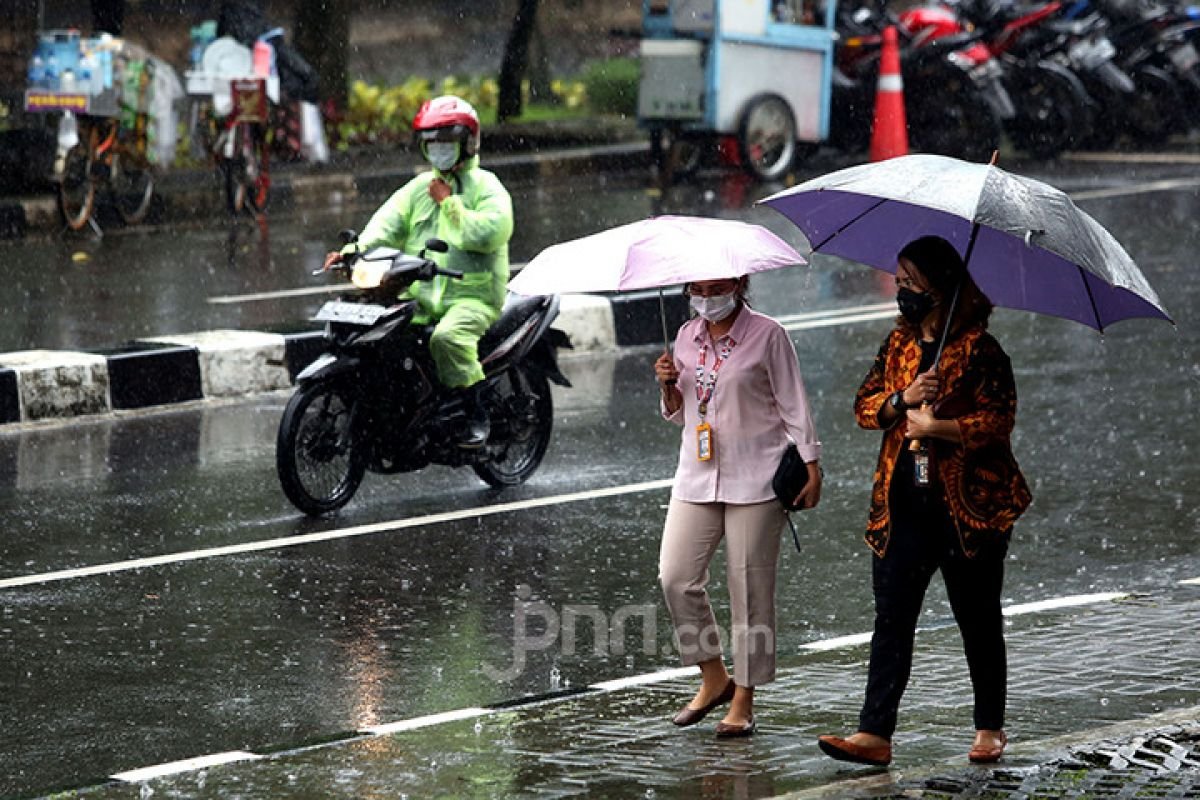BMKG Keluarkan Prakiraan Cuaca Nasional, Hujan Ringan Dominasi Sejumlah Kota Besar