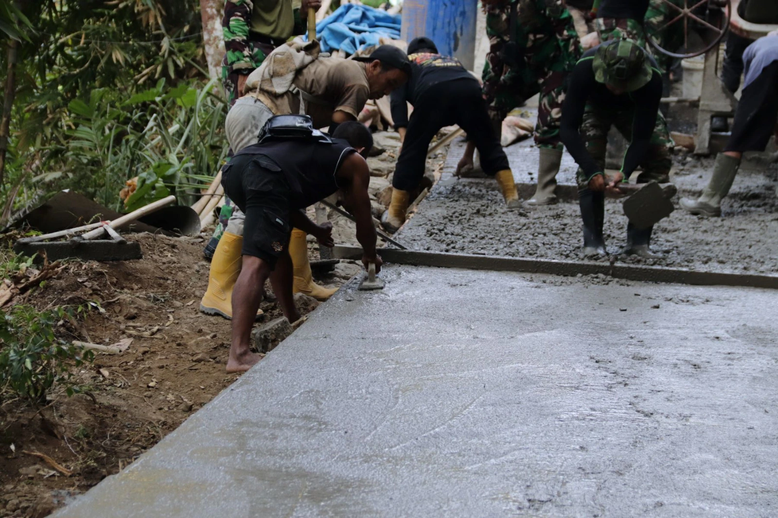 TMMD TNI AD Bangun MCK, Jalan, dan Sumber Air untuk Warga Cianjur
