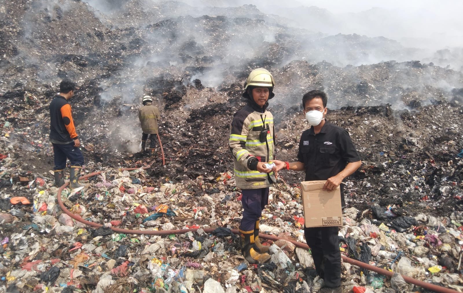 Pemadaman Kebakaran TPA Jatiwaringin Terus Berlanjut, Layanan Sampah Tidak Dihentikan