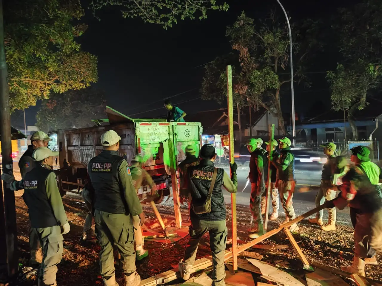 23 Kios Ilegal di Jalan Nasional Bandung-Cianjur Ditertibkan Satpol PP