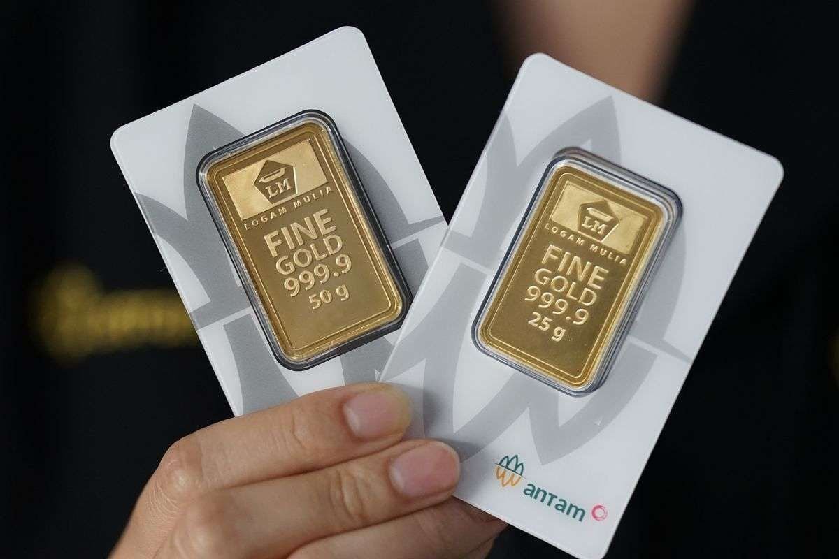 Harga Emas Antam Kembali Melemah, Buyback Turun Jadi Rp2,393 Juta per Gram