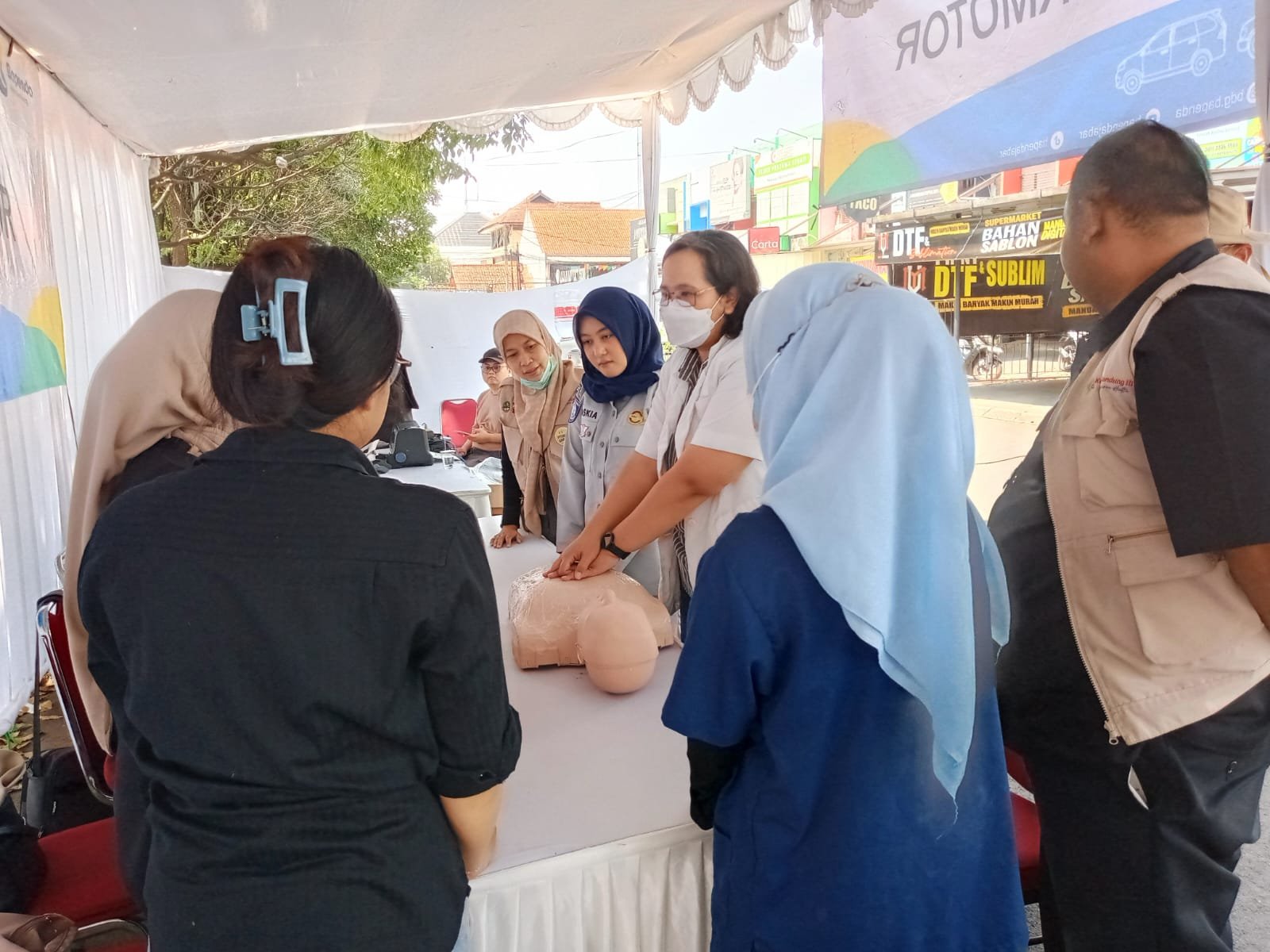 Dukung Tim Pembina Samsat Soekarno Hatta Jasa Raharja Bandung Sediakan Pengobatan Gratis dan Sosialisasi PPGD 