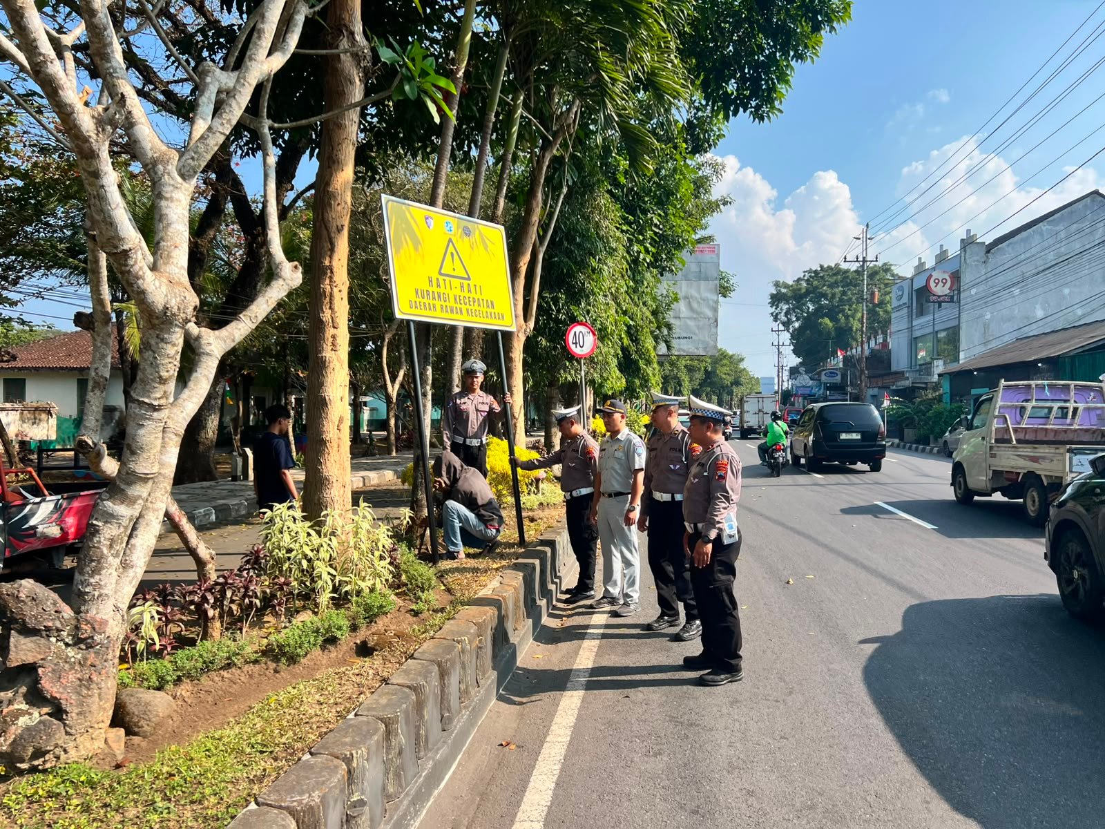 Jasa Raharja dan Satlantas Polres Magelang Kota Pasang Rambu di Titik Rawan Kecelakaan sebagai Upaya Pencegahan Kecelakaan